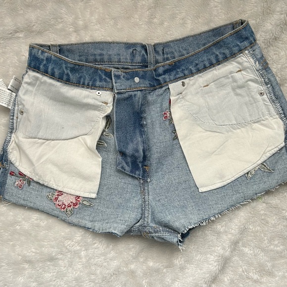 Women Jean short forever 21 ( USED )with beautiful flowers 💐 - Picture 6 of 7